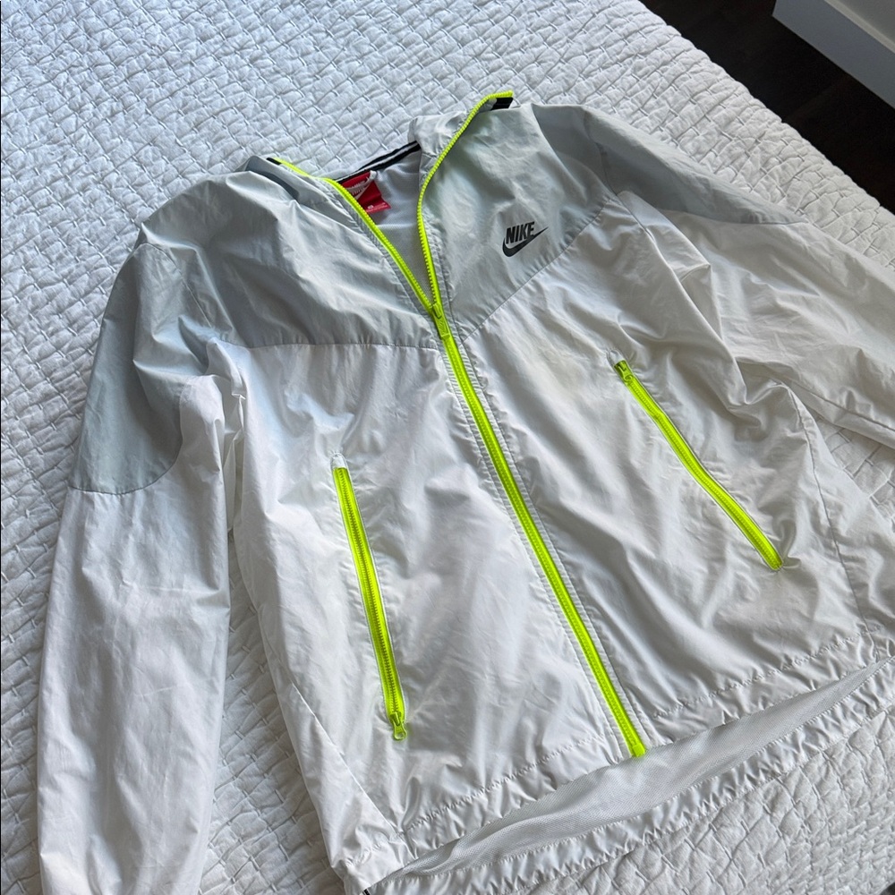 Nike Lightweight Windbreaker Jacket - Women’s M Spring Running Layer